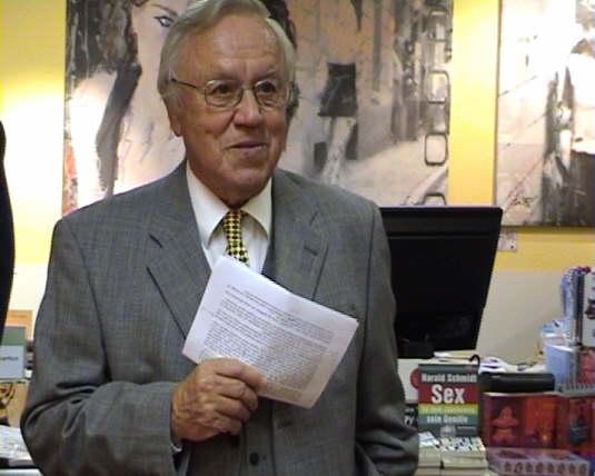 Kulturbgermeister i.R. Manfred David hlt die Laudatio